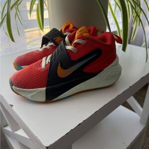 Nike Little Boys Team D Hustle Basketball Shoes